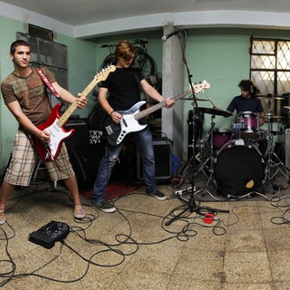 Ein Grupp junger Musiker spielen in einer Garage