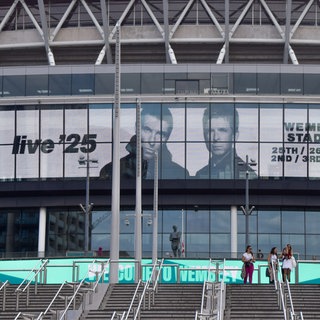 Bildschirme am Wembley-Stadion weißen auf die Konzerte von Oasis 2025 hin.