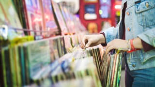 Record Store Day: Jemand kramt durch ein Vinyl-Regal