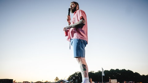 Post Malone mit einem Red Cup auf der Bühne 