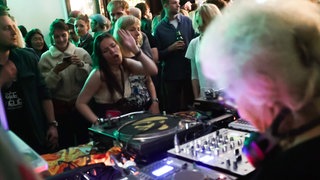 Junge Menschen tanzen zur Musik der polnischen DJ Vika, 84 Jahre alt