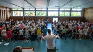 Bei einer Probe von "BachBewegt!Singen!" der Stuttgarter Bach-Akademie in einer Turnhalle