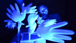 Chiyoko Szlavnics hört an einer Kunstinstallation von Ondřej Adámek