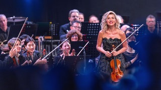 Die Violinistin Anne-Sophie Mutter im Konzert gemeinsam mit dem New York Philharmonic Orchestra beim zweiten Konzert im ehemaligen Kraftwerk Peenemünde auf der Ostseeinsel Usedom (2022)