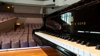 leerer Konzertsaal mit Steinway & Sons Klavier bei Jugend musiziert