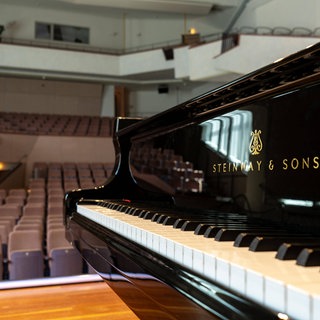 leerer Konzertsaal mit Steinway & Sons Klavier bei Jugend musiziert