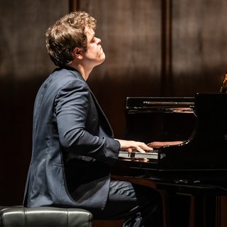 Pianist Benjamin Grosvenor bei einem Konzert Klavierfestival Ruhr in Mülheim an der Ruhr 2024