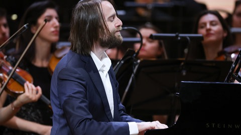 Daniil Trifonov am Flügel bei einem Konzert zum 100-jährigen bestehen der Moskauer philharmonischen Gesellschaft in der Tchaikovsky Concert Hall (Januar 2022)