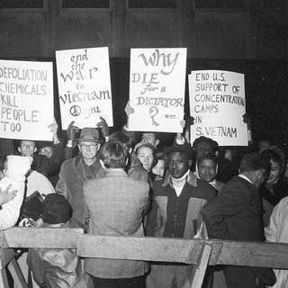 Demonstranten mit verschiedenen Protestschildern, 30. Oktober 1963, Philadelphia.