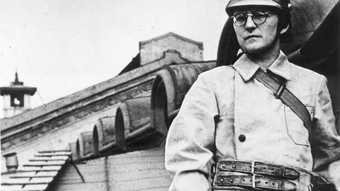 Dmitrij Schostakowitsch als Luftschutzwart auf dem Dach des Leningrader Konservatoriums (1941)