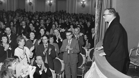 Dmitrij Schostakowitsch vor applaudierendem Publikum in der großen Halle des Tschaikowsky-Konservatoriums in Moskau (1966)
