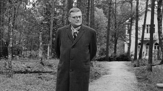 Dimitri Schostakowitsch bei einem Spaziergang nahe Leningrad (1963)