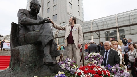 Maxim Schostakowitsch vor dem Denkmal seines Vaters am Moskauer Haus der Musik bei der Einweihung 2015