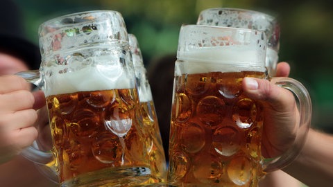 Zum Welttag des Bieres: Anstoßen mit Bierkrügen