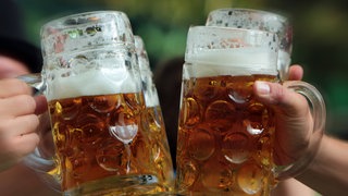 Zum Welttag des Bieres: Anstoßen mit Bierkrügen