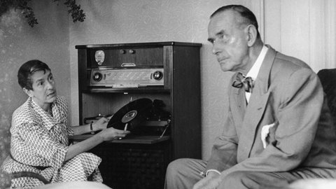 Schriftsteller Thomas Mann und seine Tochter Erika Mann hören in der Villa in Kilchberg, Zürich, Schallplatten an (1954).