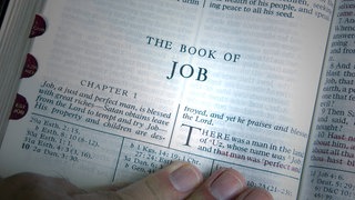 Geöffnete Bibel beim Buch Hiob, 1. Kapitel
