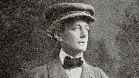 Fotografie der Komponistin Ethel Smyth (1858-1944) mit Schiebermütze im Anzug
