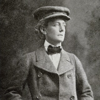 Fotografie der Komponistin Ethel Smyth (1858-1944) mit Schiebermütze im Anzug