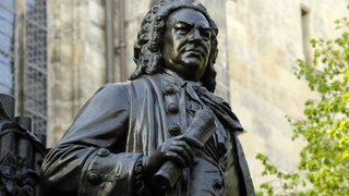 Denkmal des Komponisten Johann Sebastian Bach vor der Thomaskirche in der Stadt Leipzig