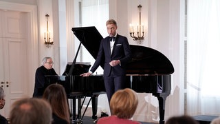 Gesang Benjamin Appl und Wolfram Rieger am Klavier bei der Gedenkveranstaltung zum 9. November im Schloss Bellevue