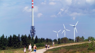 SWR-Sendeturm und Windkraftanlage auf der Hornisgrinde