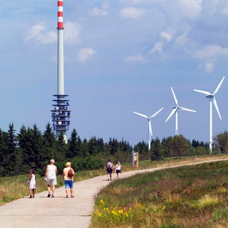 SWR-Sendeturm und Windkraftanlage auf der Hornisgrinde
