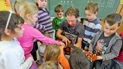 Jeki Musikunterricht in der Grundschule Heinrichstraße mit Frau Tübben von der Musikschule am 18.04.2012 in Muelheim