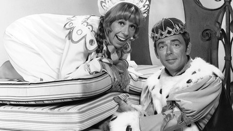 Carol Burnett als Prinzessin auf der Erbse neben Ken Berry als Prinz im Musical "Once Upon a Mattress" (1972)