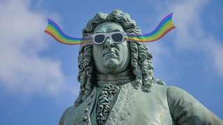 Händel-Denkmal mit Regenbogenbrille