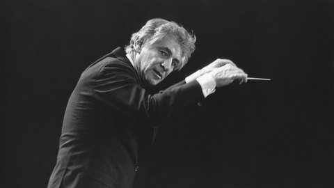 Leonard Bernstein beim Dirigieren 1960