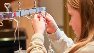 SWR Entdeckertag am 04.11.2024 - Kinder musizieren mit Instrumenten aus gesammelten Recycling Materialien 