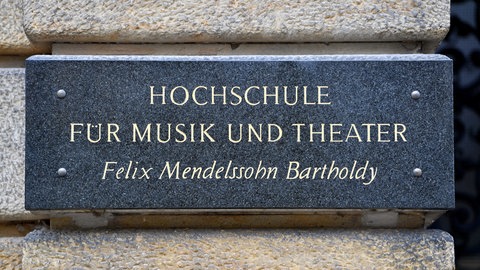 Eine Steinplatte hängt am Eingang zur Hochschule für Musik und Theater "Felix Mendelssohn Bartholdy" in Leipzig. 