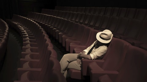 Schlafender Mann im Theater