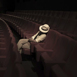 Schlafender Mann im Theater