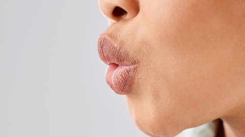 Frauenlippen pfeifen
