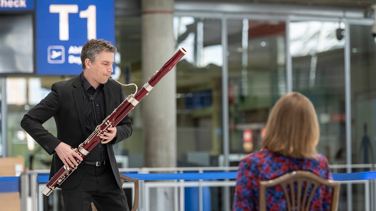 1:1 Concert - Flughafen Stuttgart, Musiker: Hanno Dönneweg (Fagott), Zuhörerin: Annika Fink.