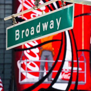 Straßenschild Broadway und Leuchtreklame am Times Square, Manhattan, New York, USA.