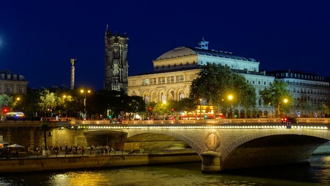 Das Théâtre du Châtelet und die Tour Saint-Jacques am Ufer der Seine in Paris