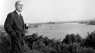 Thomas Mann bei einem Spaziergang an der Elbe in Hamburg, 09.06.1953.