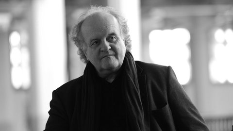 Schwarz-weiß-Porträt von Wolfgang Rihm bei den Europäischen Kulturtagen Karlsruhe im März 2012