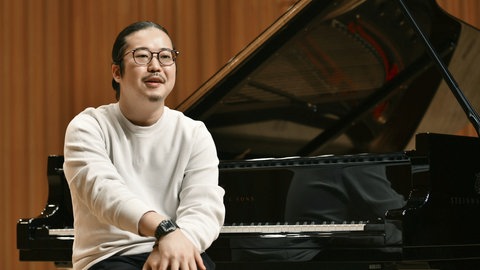 Pianist Kyohei Sorita vor einem Flügel
