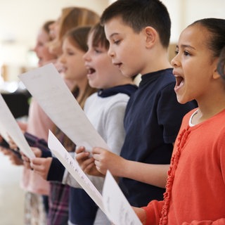 Symbolbild "Musik für Alle!": Kinder singen in einem Chor