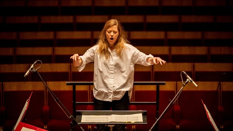 Frontalaufnahme Dirigierpult: Sopranistin Barbara Hannigan dirigiert in Berwaldhallen Stockholm 