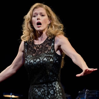 Barabara Hannigan in schwarzem Kleid, Halbtotale singt emotional mit ausgestreckten Armen 