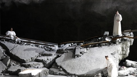 Salzburger Festspiele 2025: v.li. Cameron Shahbazi, Aryeh Nussbaum Cohen und Dennis Orellana bei der Fotoprobe für die Oper "Drei Schwestern" von Peter Eötvös