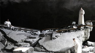 Salzburger Festspiele 2025: v.li. Cameron Shahbazi, Aryeh Nussbaum Cohen und Dennis Orellana bei der Fotoprobe für die Oper "Drei Schwestern" von Peter Eötvös