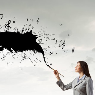 Eine Frau zeichnet Musiknoten