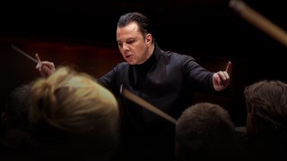 Teodor Currentzis dirigiert