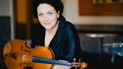 Die Musikerin Tabea Zimmermann hält ihr Instrument, eine ViolaBratsche.
